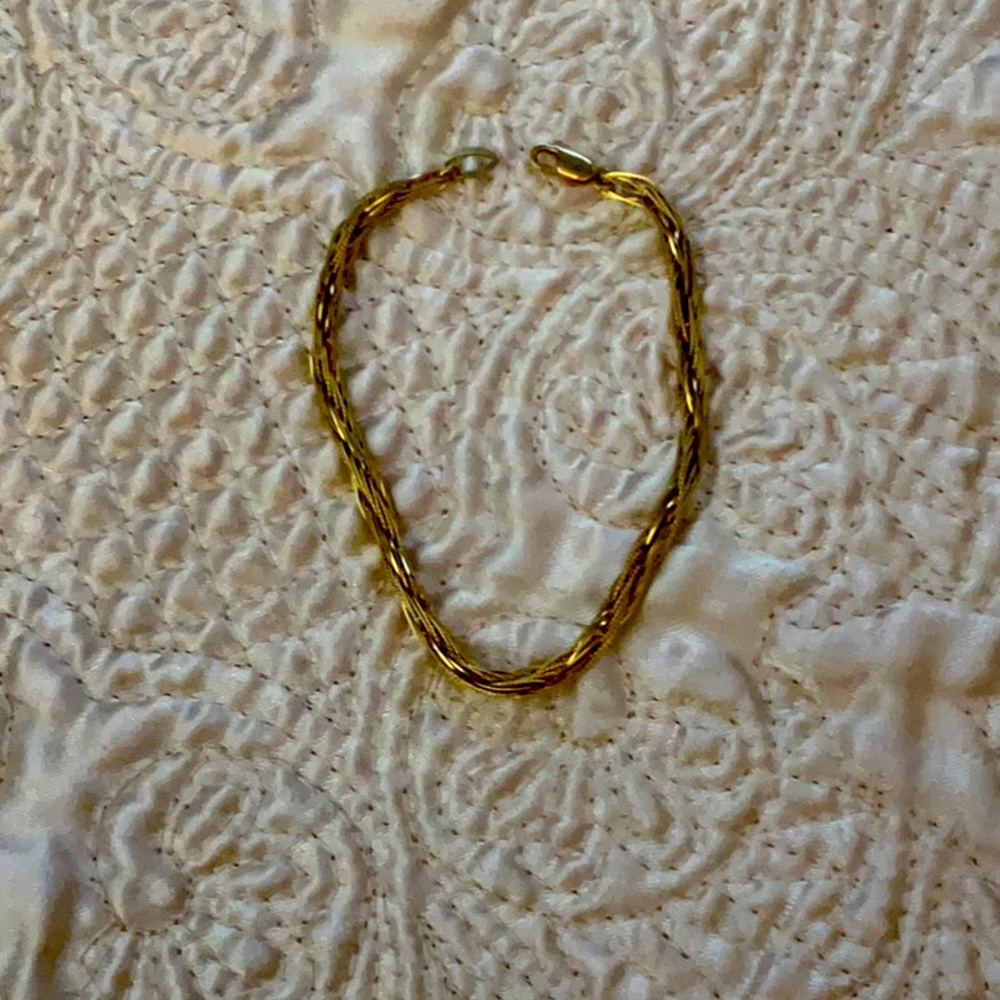 14k yellow gold bracelet - 7”.  Weight is 5.37 grams.